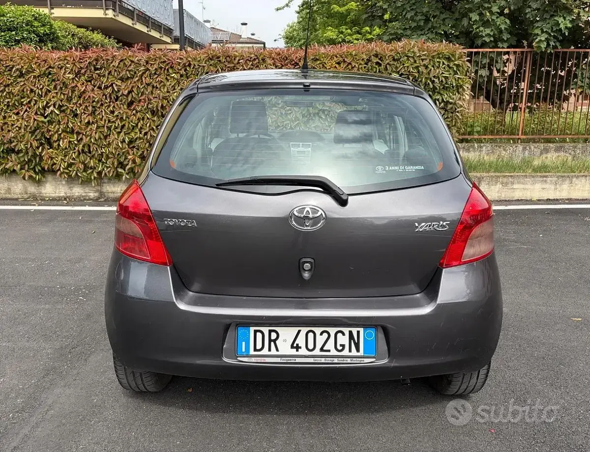 Usata Toyota Yaris 69 CV (50 kW) 2008 Grigio Utilitaria