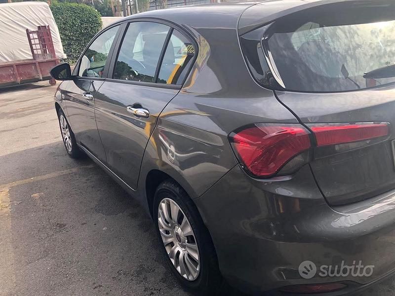 Grigio Usata 2017 Fiat Tipo Tre volumi | 9500 € (Buon prezzo) - Immagine 1/4