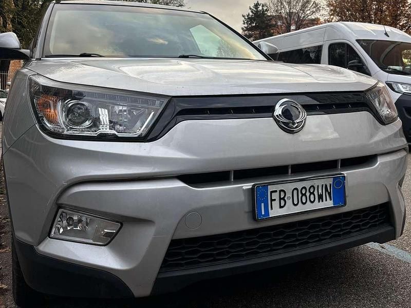 Usata Ssangyong (KGM) Tivoli 128 CV (94 kW) 2015 Argento SUV