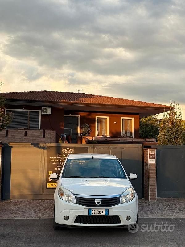 Usata Dacia Sandero Lauréate 75 CV (55 kW) 2008 Bianco Utilitaria