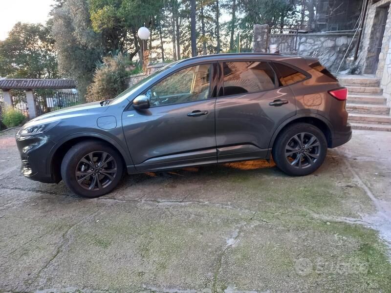 Usata 2022 Ford Kuga SUV | 25.000 € (Cara) - Immagine 1/4