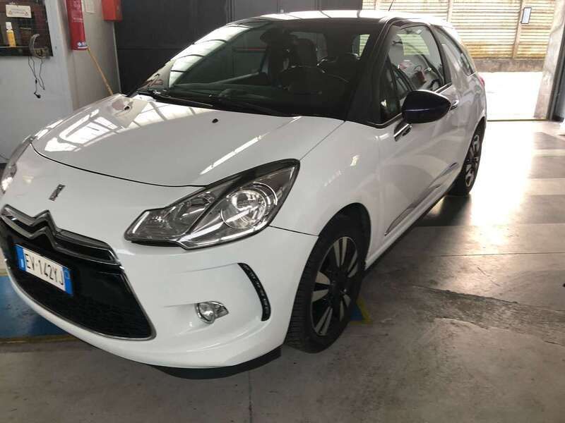 Bianco /tetto blu Usata 2014 Citroën DS3 Chic Tre volumi | 6200 € (Buon prezzo) - Immagine 1/4