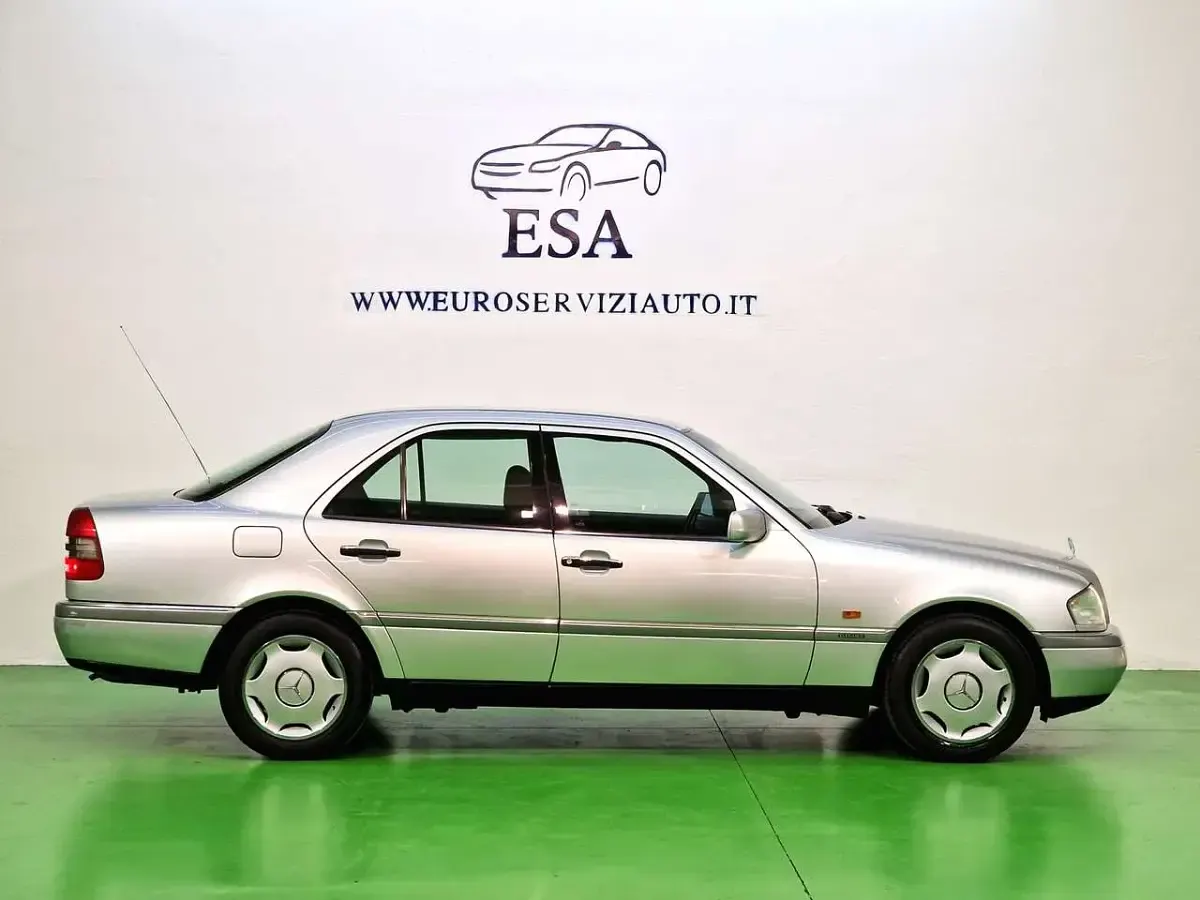 Usata Mercedes C180 Elegance 122 CV (89 kW) 1993 Argento Berlina