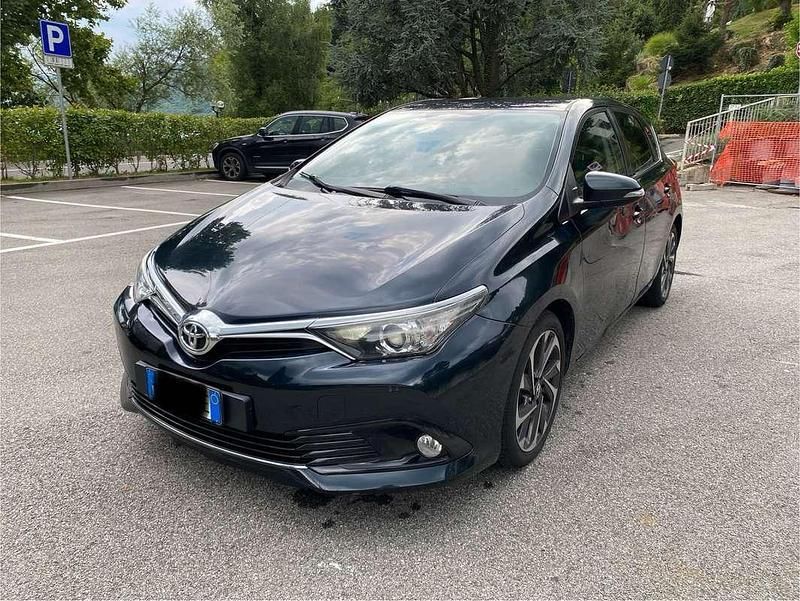 Usata 2015 Toyota Auris Active Tre volumi | 8300 € (Buon prezzo) - Immagine 1/4