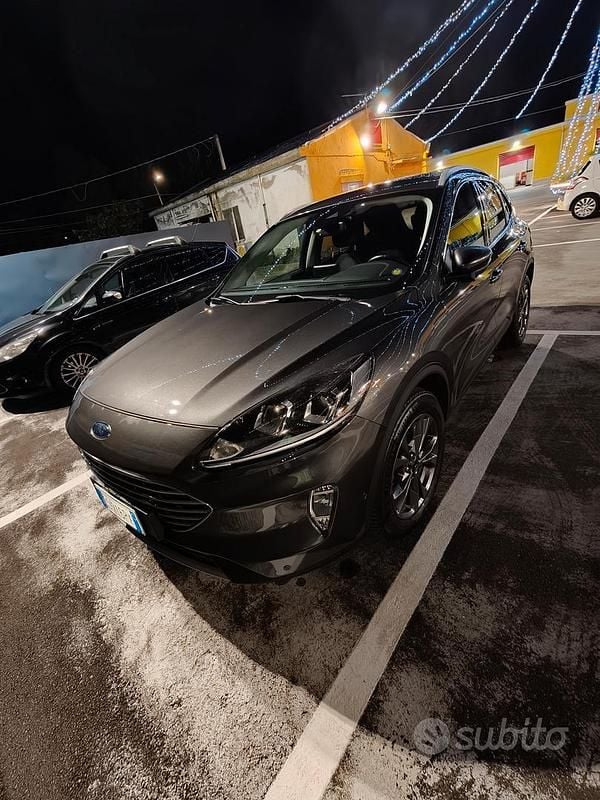 Grigio Usata 2020 Ford Kuga SUV | 18.450 € (Buon prezzo) - Immagine 1/4