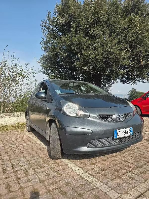 Usata Toyota Aygo 68 CV (50 kW) 2005 Grigio Utilitaria