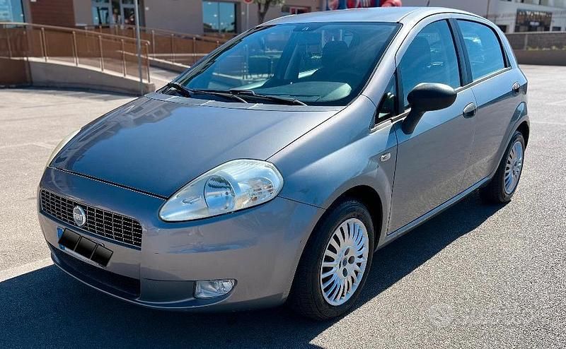 Grigio Usata 2006 Fiat Grande Punto Due volumi | 1999 € (Super prezzo) - Immagine 1/4