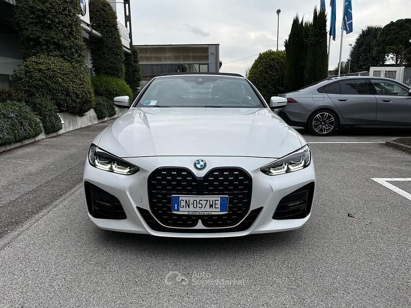 Usata BMW 430 Cabriolet M Sport 245 CV (180 kW) 2023 Mineral white metallizzato Cabrio