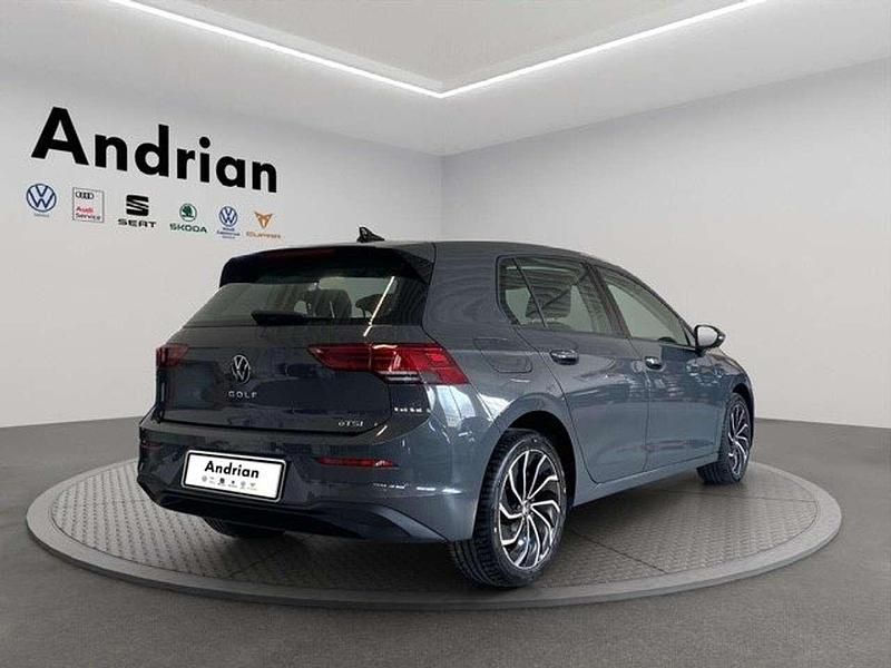Usata VW Golf VIII Life 110 CV (80 kW) 2023 Grigio Utilitaria