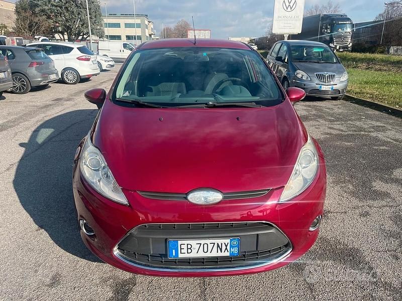 Usata Ford Fiesta 97 CV (71 kW) 2010 Rosso Utilitaria