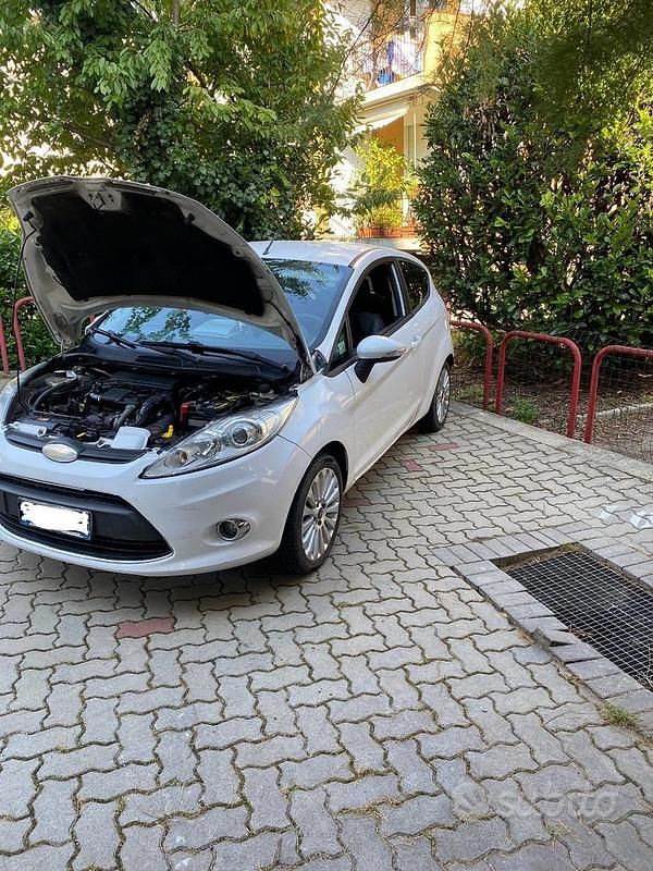 Usata Ford Fiesta 70 CV (51 kW) 2010 Bianco Utilitaria