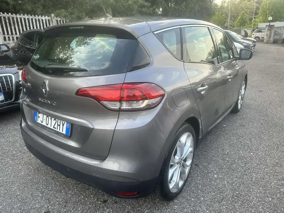 Usado Renault Scénic IV Bose Edition 110 CV (80 kW) 2017 Gris Monovolumen
