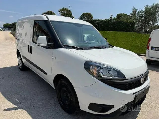 Usata Fiat Doblò S 105 CV (77 kW) 2023 Bianco Monovolume
