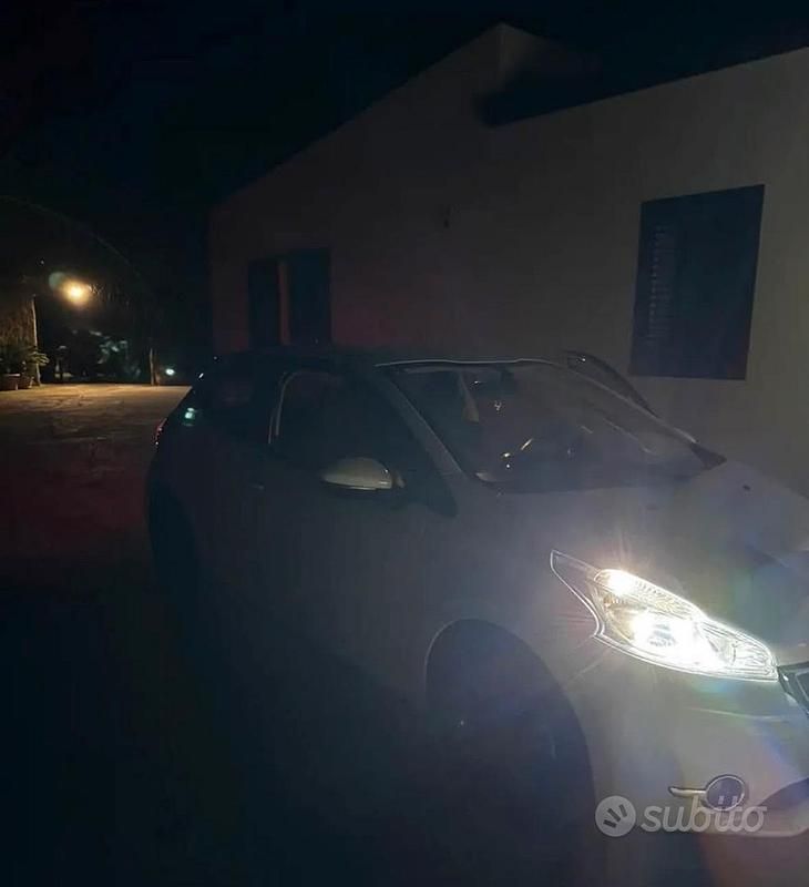 Usata Peugeot 208 82 CV (60 kW) 2015 Bianco Utilitaria