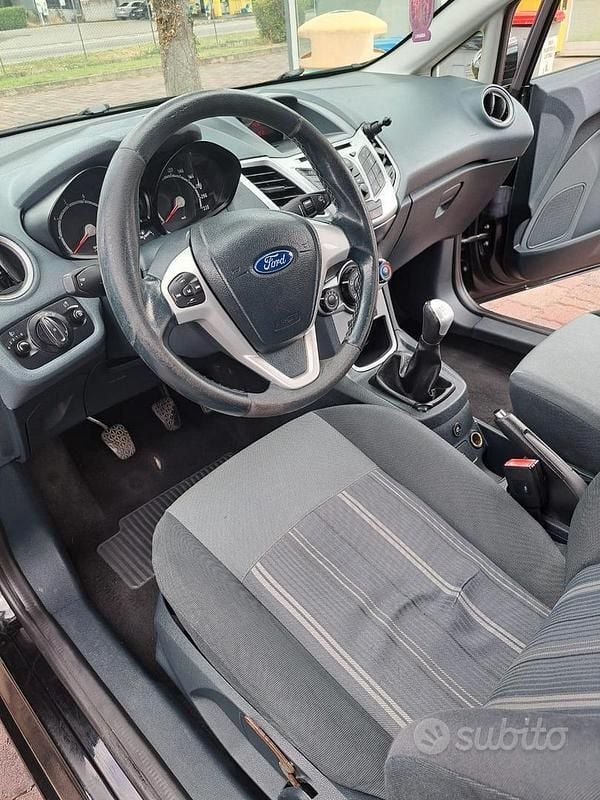 Usata Ford Fiesta 97 CV (71 kW) 2010 Nero Utilitaria