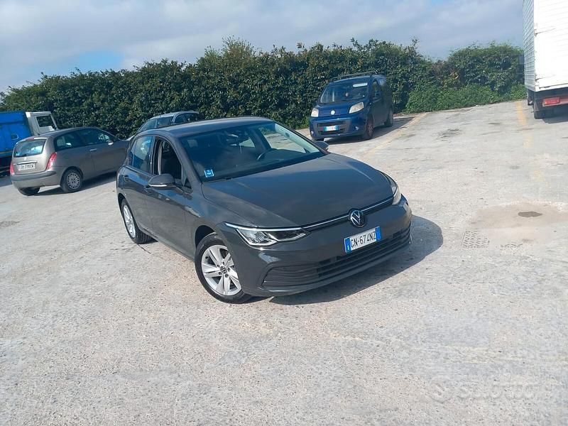 Usata VW Golf VIII Life 110 CV (80 kW) 2023 Grigio Berlina