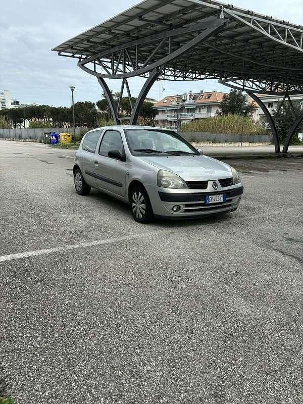 Käytetty Renault Clio II 82 HP (60 kW) 2005 Harmaa Sedan