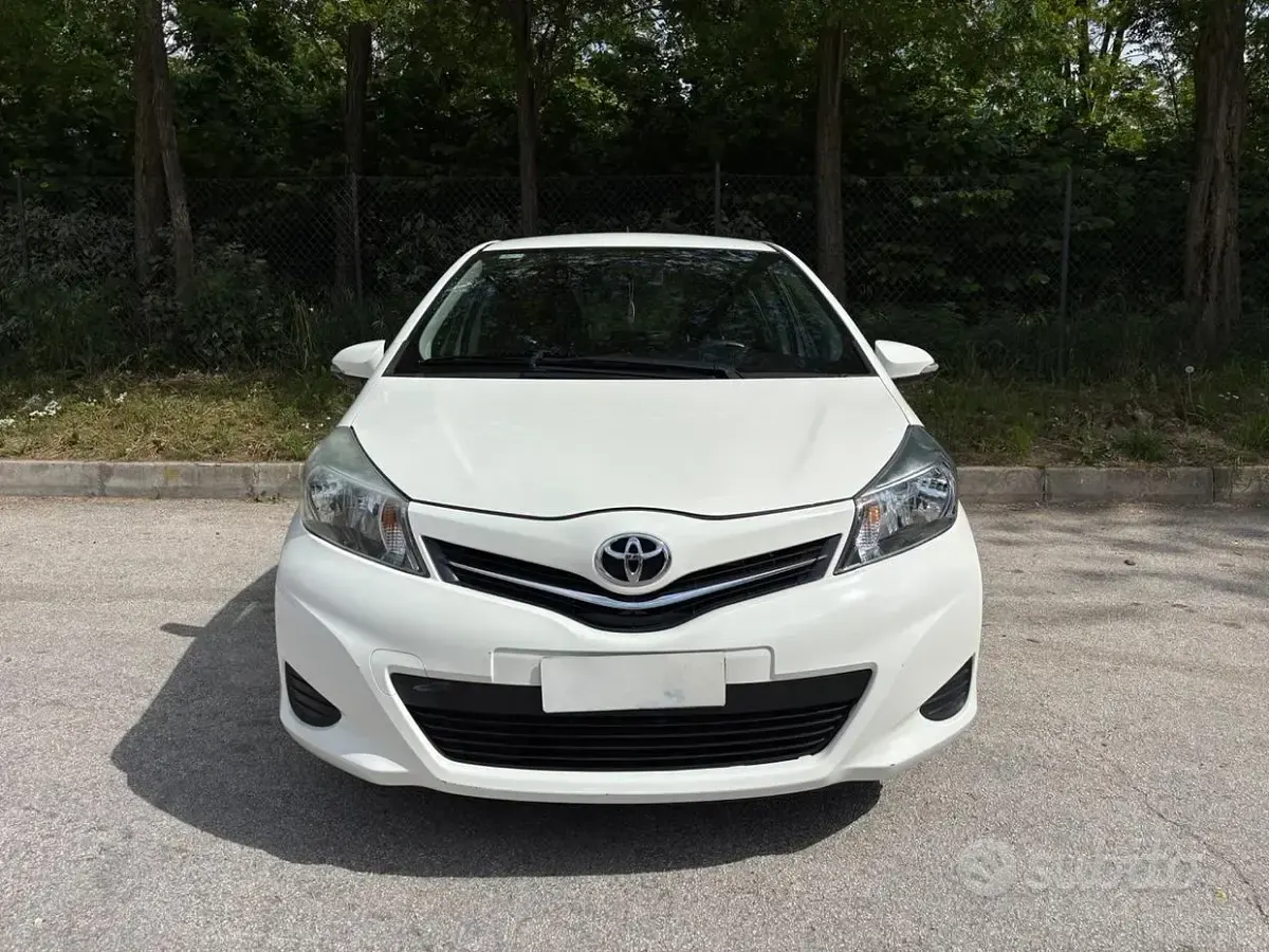 Usata Toyota Yaris Active 69 CV (50 kW) 2012 Bianco Utilitaria