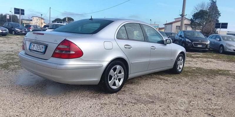 Usata Mercedes E270 Avantgarde 177 CV (130 kW) 2003 Grigio Utilitaria