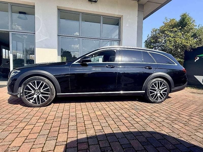 Usata Mercedes E220 Business 200 CV (147 kW) 2022 Obsidian black Station wagon