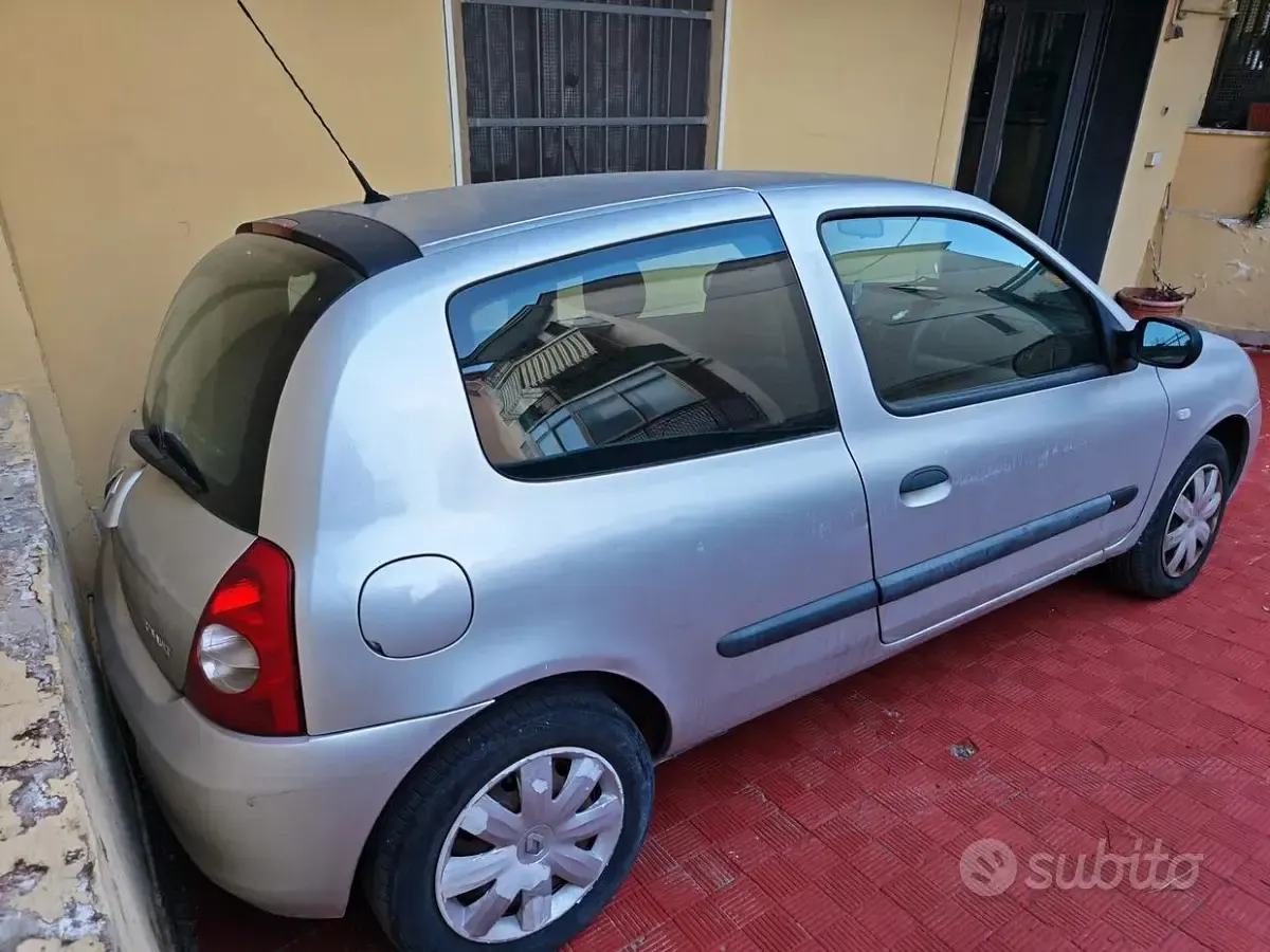 Usado Renault Clio II 75 CV (55 kW) 2007 Gris Berlina
