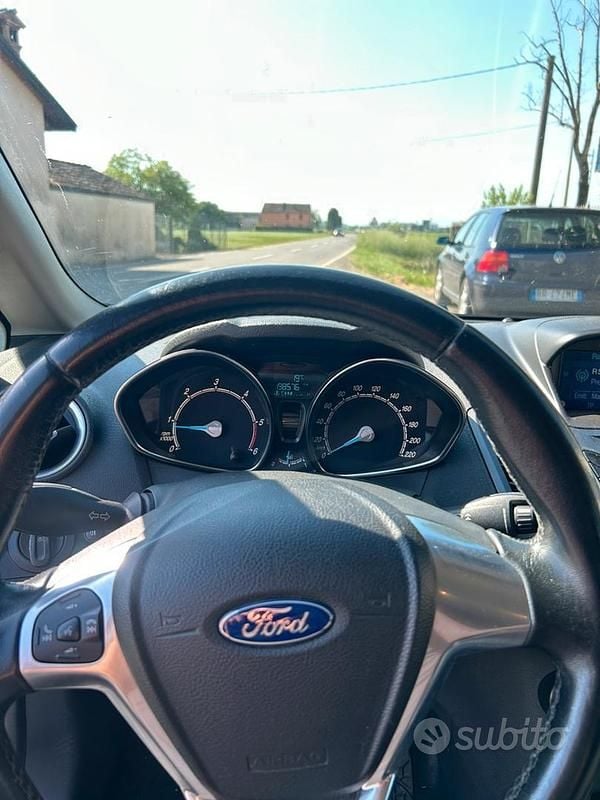 Usata Ford Fiesta 75 CV (55 kW) 2016 Blu Utilitaria