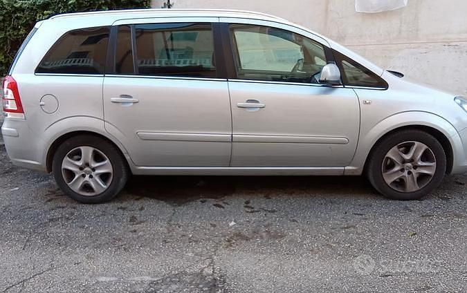 Grigio Usata 2014 Opel Zafira Station wagon | 4000 € - Immagine 1/4