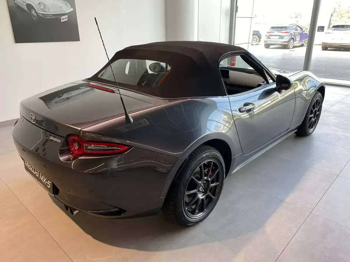 Nuova Mazda MX5 Homura-Line 132 CV (97 kW) 2026 Machine grey Cabrio