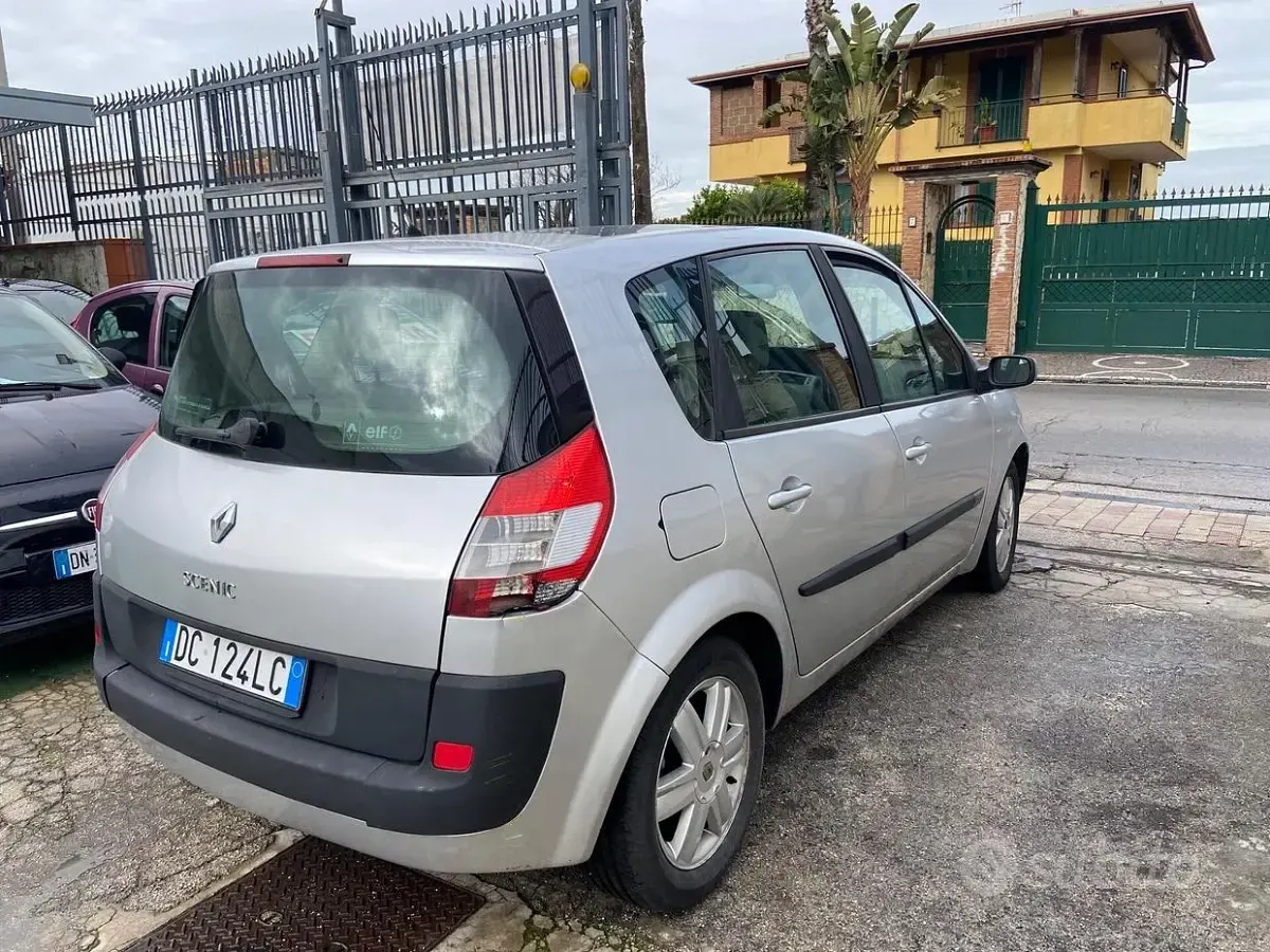 Käytetty Renault Scenic E-Tech Dynamique 130 HP (95 kW) 2006 Harmaa Tila-auto