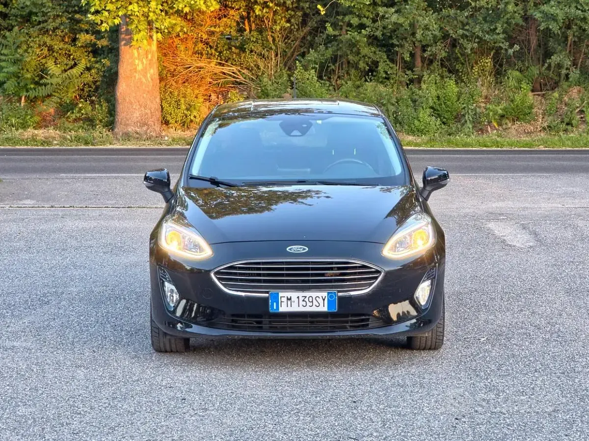 Usata Ford Fiesta Vignale 100 CV (73 kW) 2017 Nero Utilitaria