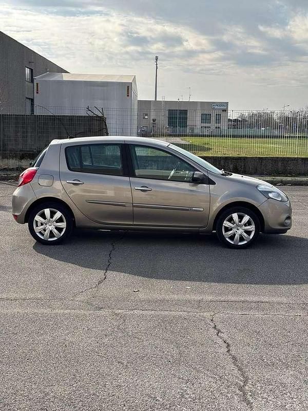 Usata Renault Clio II Luxe 101 CV (74 kW) 2011 Other Berlina