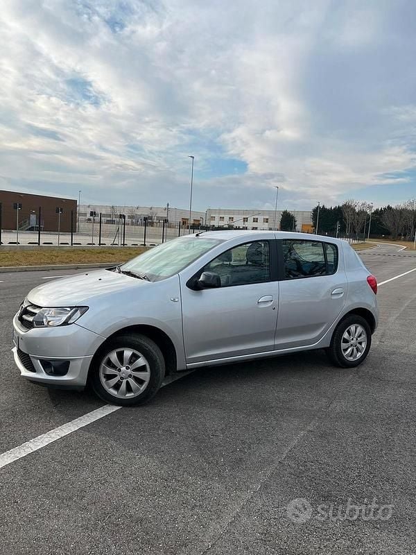 Grigio Usata 2015 Dacia Sandero Due volumi | 5400 € (Ottimo prezzo) - Immagine 1/4