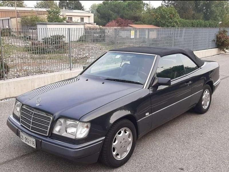 Usata Mercedes E200 136 CV (100 kW) 1993 Nero Cabrio