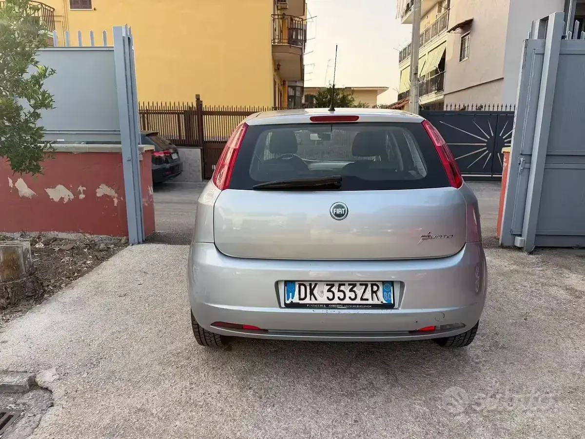 Usata Fiat Grande Punto Dynamic 77 CV (56 kW) 2007 Grigio Utilitaria