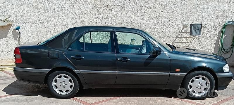 Usata Mercedes C180 Elegance 122 CV (89 kW) 1996 Grigio Berlina