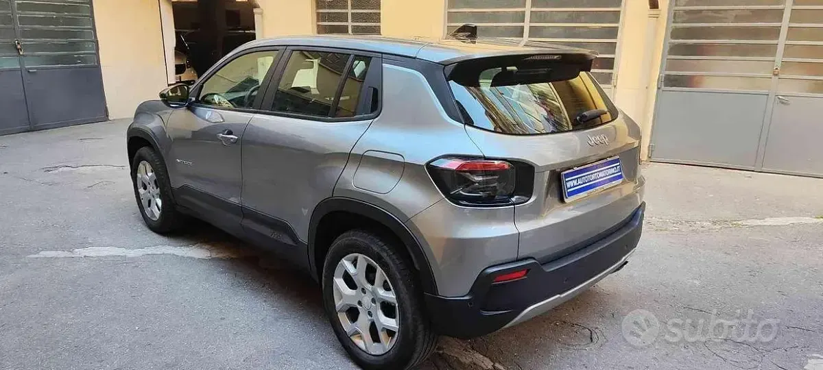 Usata Jeep Avenger Altitude 101 CV (74 kW) 2024 Grigio scuro metallizzato SUV