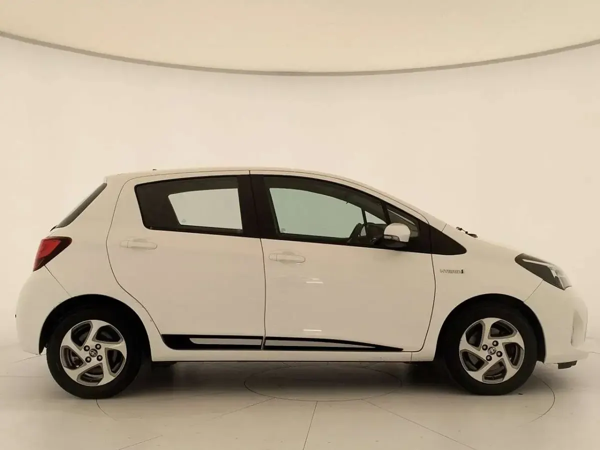 Usata Toyota Yaris Hybrid 73 CV (53 kW) 2015 Bianco Berlina