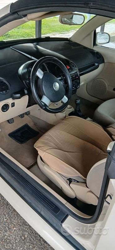 Usata VW New Beetle 101 CV (74 kW) 2004 Bianco Utilitaria