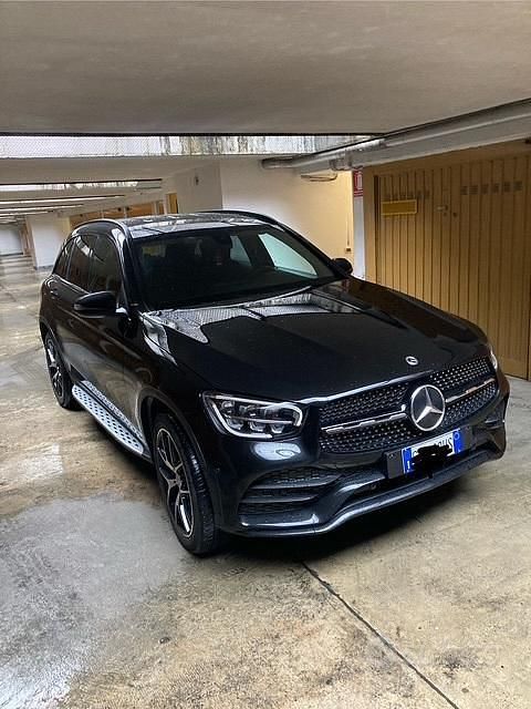Käytetty Mercedes GLC220 Premium 194 HP (142 kW) 2022 Musta Sedan