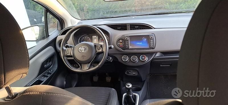 Usata Toyota Yaris 69 CV (50 kW) 2017 Grigio Utilitaria