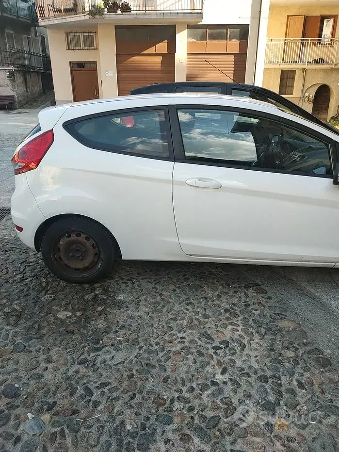 Usata Ford Fiesta 97 CV (71 kW) 2010 Bianco Berlina