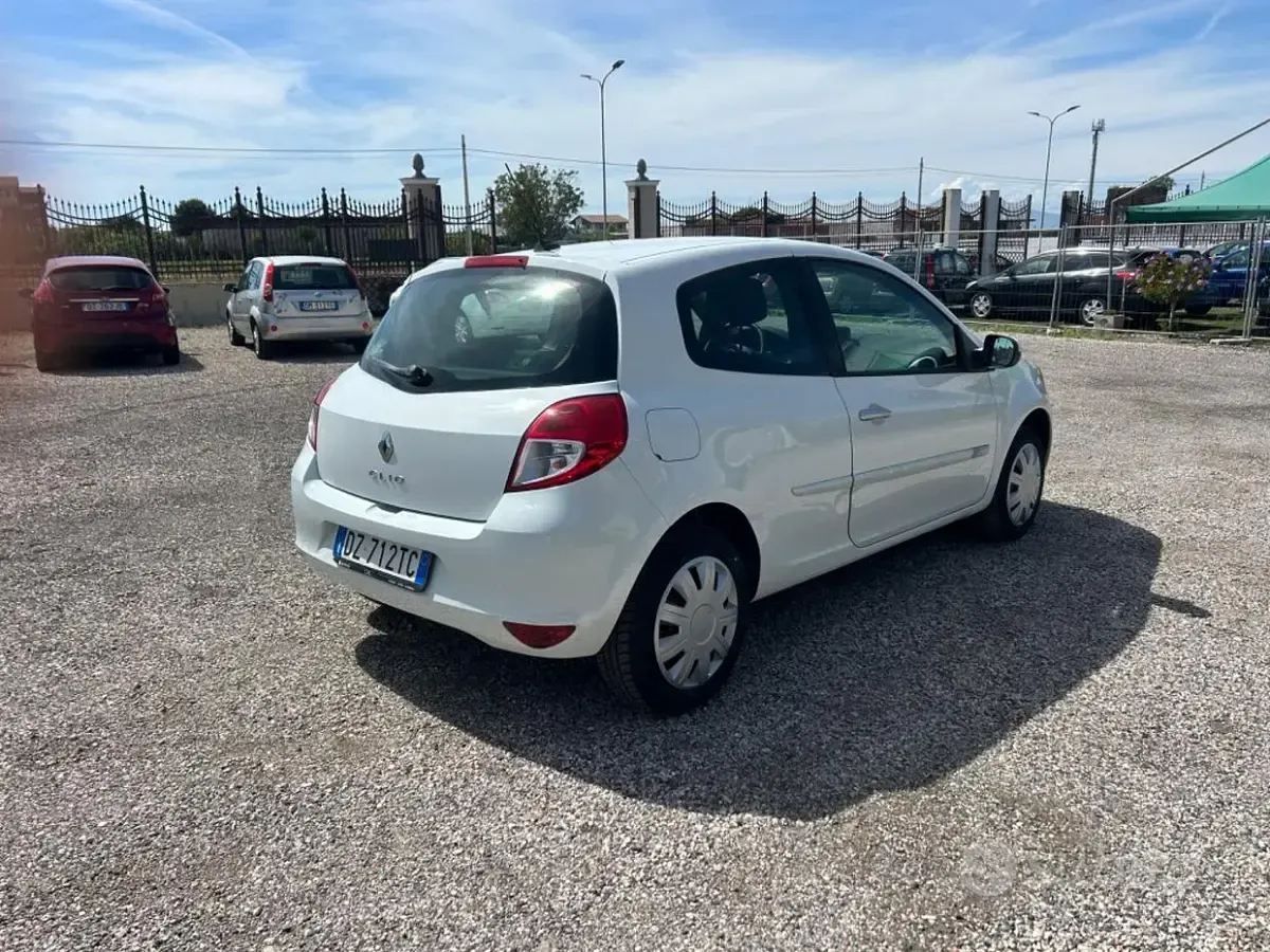 Brugt Renault Clio II 58 HK (42 kW) 2010 Hvid Sedan