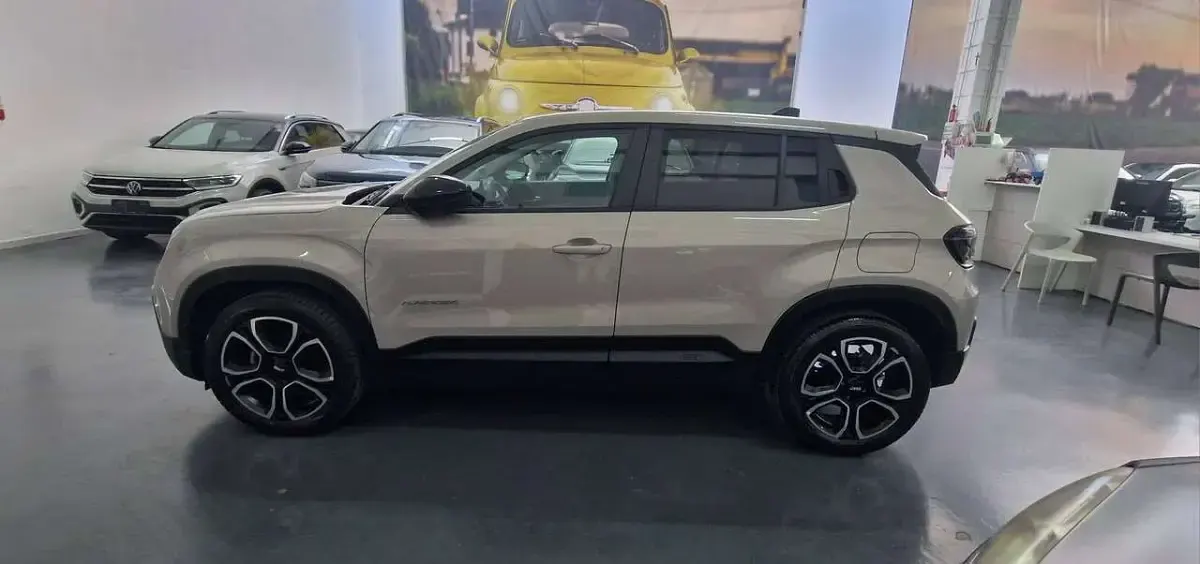 Usata Jeep Avenger Summit 101 CV (74 kW) 2024 Beige SUV