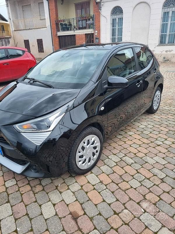 Usata Toyota Aygo Connect Style 72 CV (52 kW) 2021 Nero Utilitaria