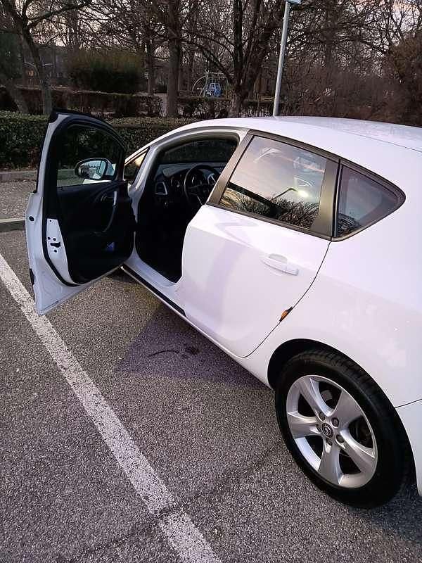 Usata Opel Astra 110 CV (80 kW) 2013 Berlina