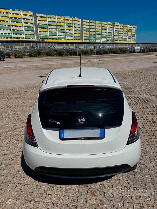 Usata Lancia Ypsilon 69 CV (50 kW) 2014 Bianco Utilitaria
