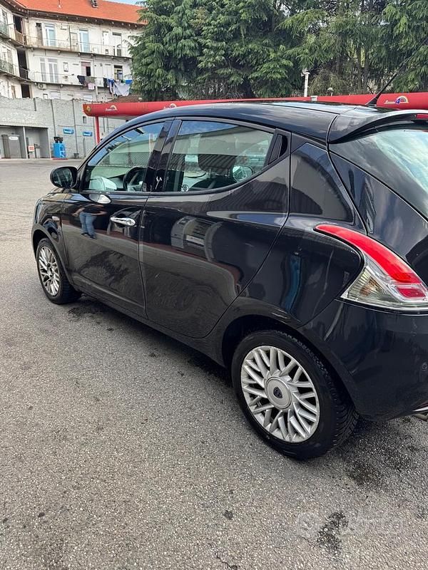 Usata Lancia Ypsilon Gold 95 CV (69 kW) 2015 Nero Utilitaria
