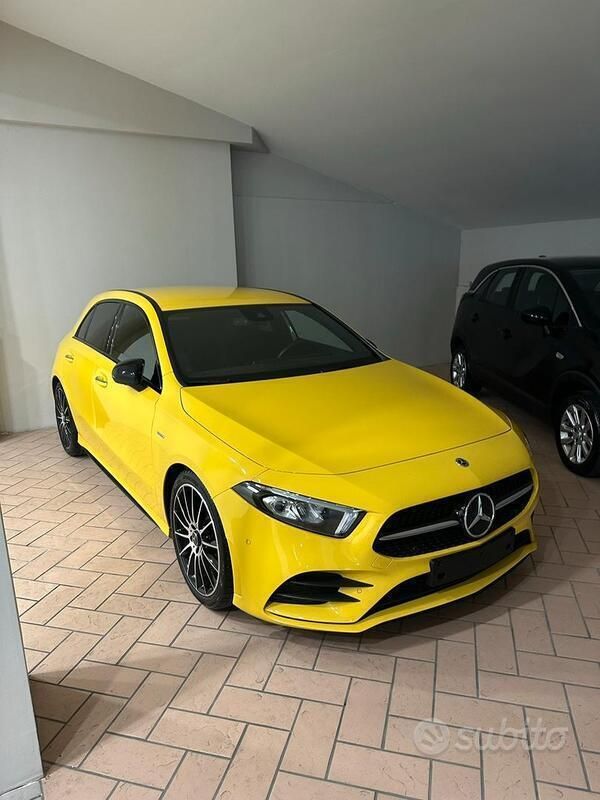 Giallo Usata 2021 Mercedes A180 Tre volumi | 25.000 € (Buon prezzo) - Immagine 1/4