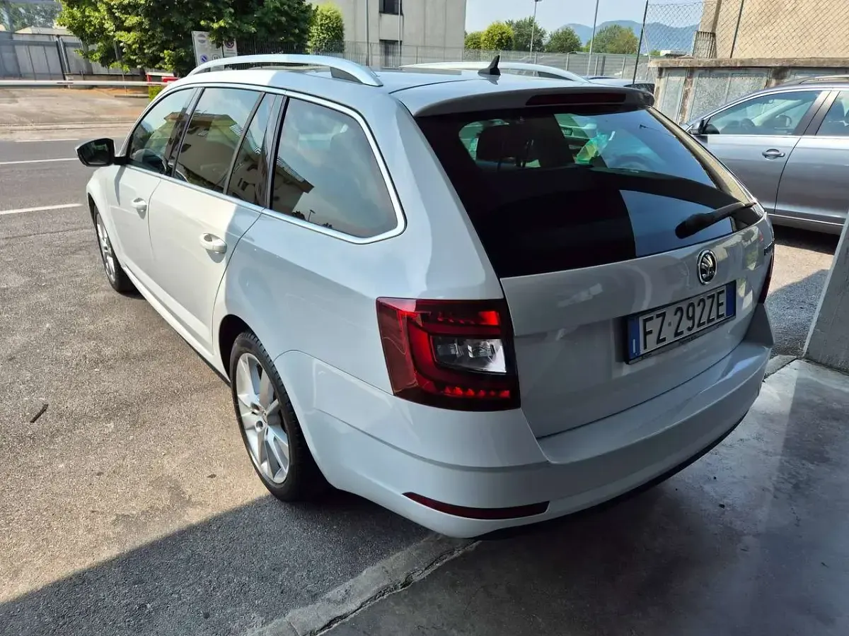 Usata Skoda Octavia G-TEC Ambition 131 CV (96 kW) 2020 Bianco Station wagon