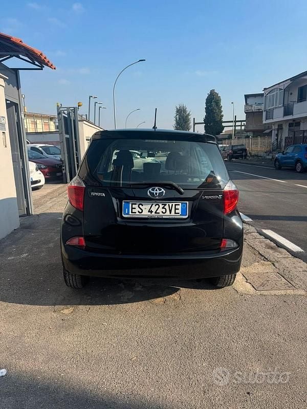 Usata Toyota Verso-S Lounge 99 CV (72 kW) 2013 Nero Monovolume